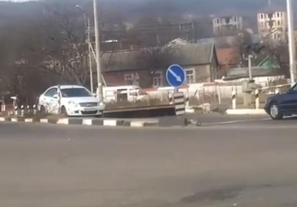 Иномарка застряла на путях в Ессентуках: видео